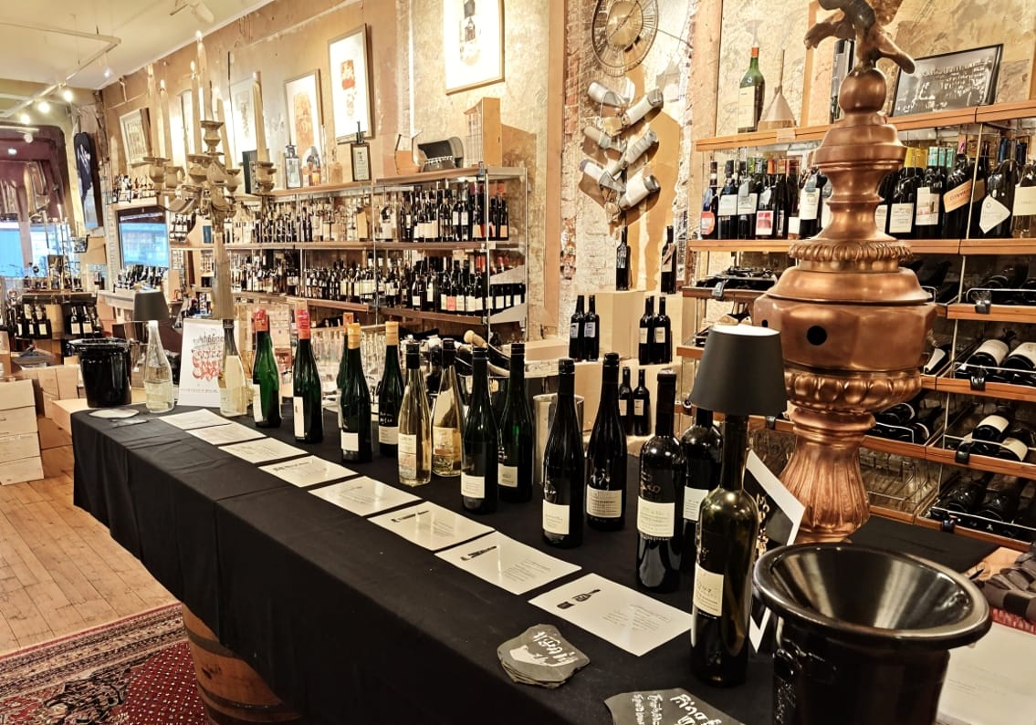 Selectie wijnen klaargezet voor een tasting